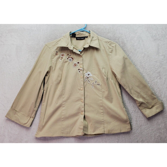 Carlie’s Court Shirt Women Medium Tan Embroidered Floral Slit Collar Button Down - Picture 1 of 8